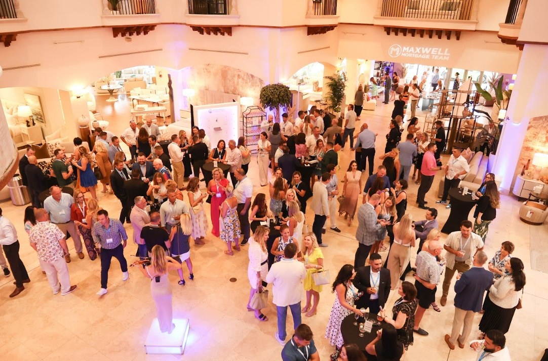Read more about the article <strong>Naples Real Producers’ Networking Event at Clive Daniel Naples</strong>